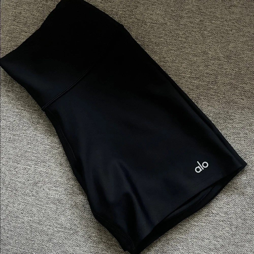 Shine Alo Yoga 5" Airlift Energy Short - Picture 3 of 8